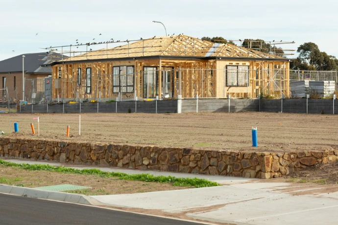 Una casa en construcción se encuentra en un terreno baldío.